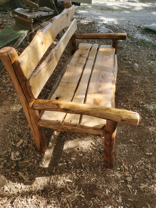 banc en châtaignier avec dossier et accoudoirs réalisé par un ébéniste en Dordogne