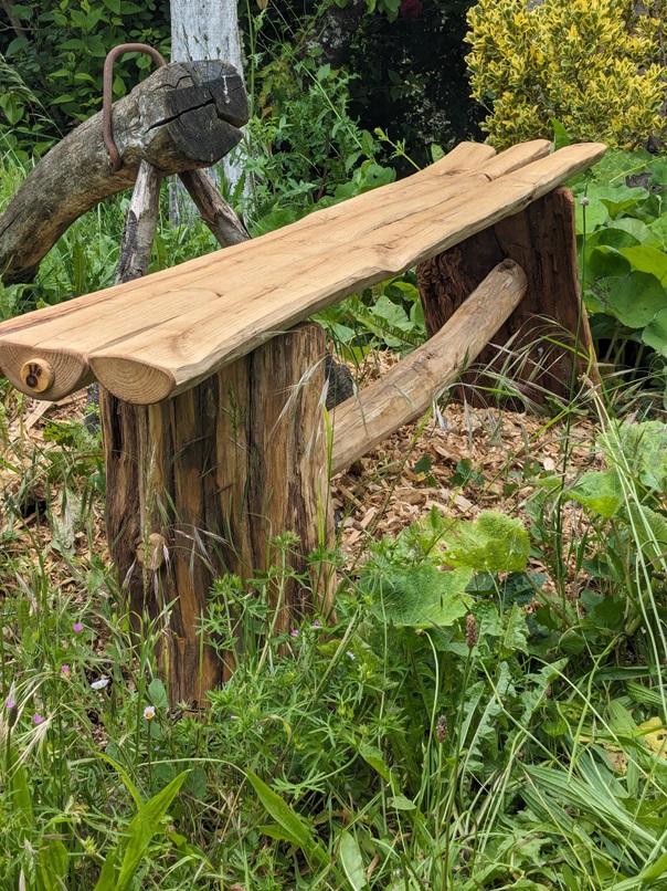 banc en bois de châtaignier sans dossier ni accoudoirs réalisé par un ébéniste