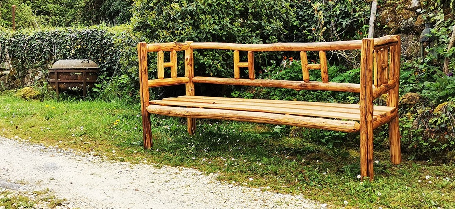 grand banc en bois de châtaignier artisanal