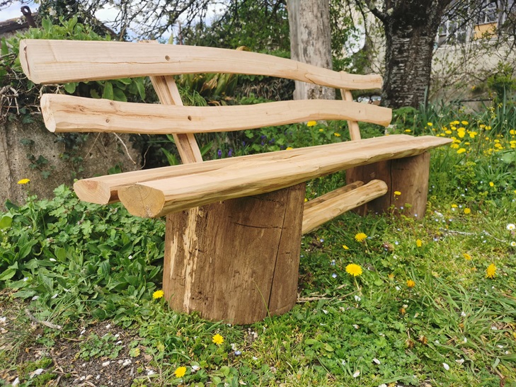 banc en bois de châtaignier artisanal réalisé en Dordogne