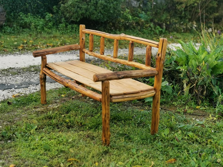 banc en bois réalisé par un artisan ébéniste dans le Périgord