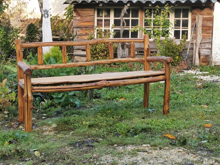 banc en bois de châtaignier artisanal réalisé par un artisan ébéniste