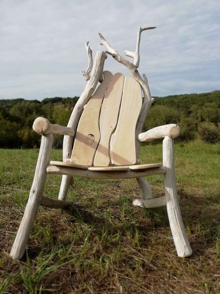 fauteuil blanc en bois de vieux châtaignier réalisé par un ébéniste