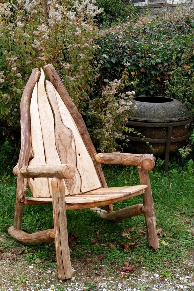 fauteuil artisanal en bois de châtaignier réalisé par un ébéniste en Dordogne