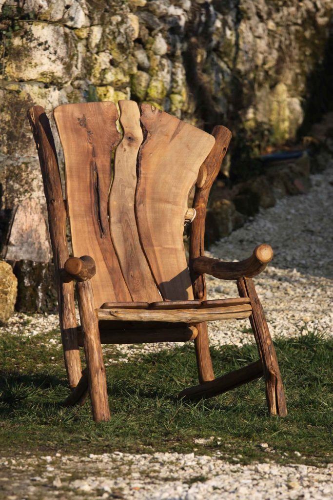 fauteuil en bois de châtaignier réalisé par un artisan ébéniste