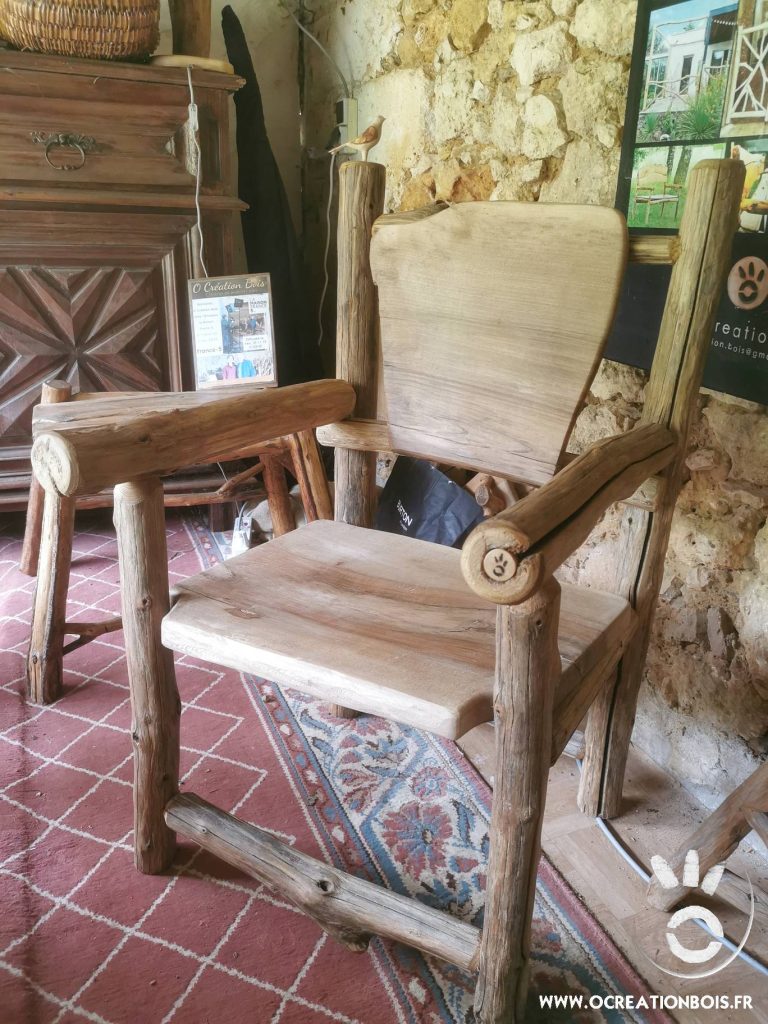 fauteuil en bois de châtaignier réalisé par un ébéniste en Dordogne