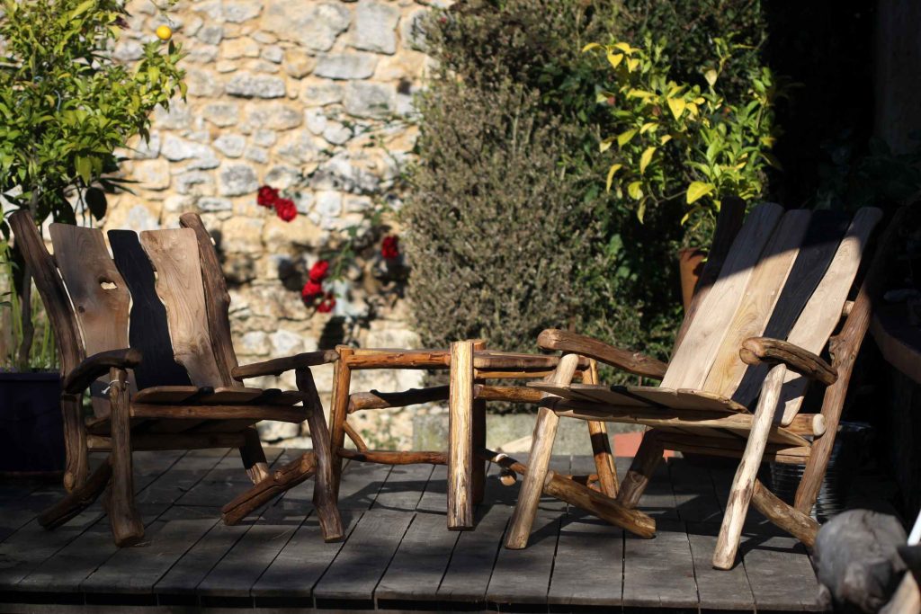 deux fauteuils en châtaignier et une table basse en bois