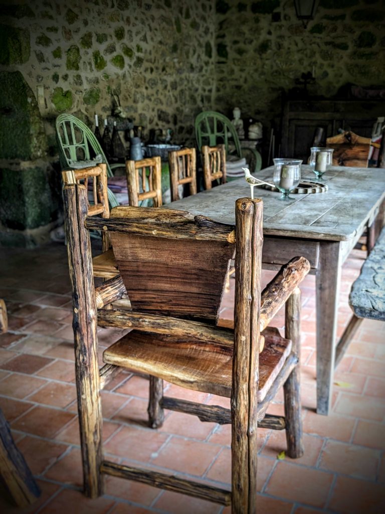 fauteuils en bois de châtaignier dans une salle à manger