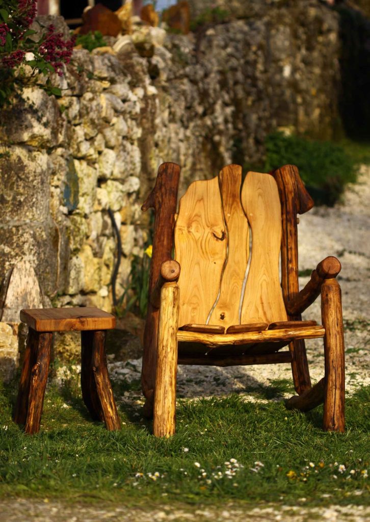 fauteuil et tabouret en bois de châtaignier réalisés par un artisan en Dordogne