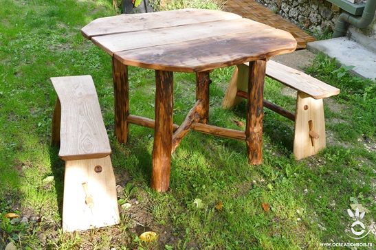 petite table à manger en bois de châtaignier conçue par un ébéniste