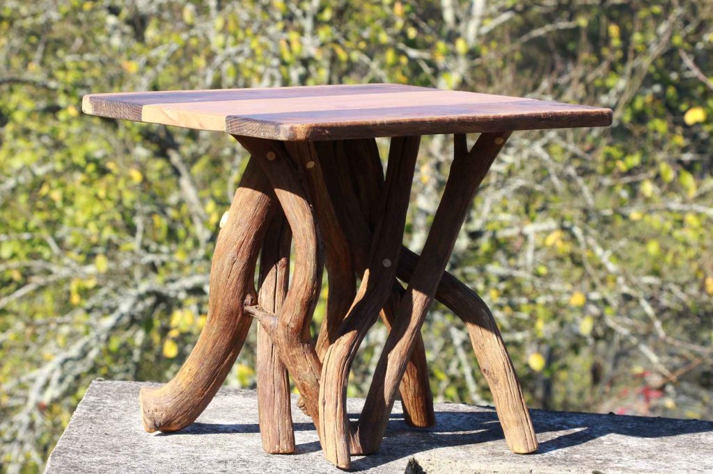 table basse artisanale en bois de châtaignier réalisée par un ébéniste