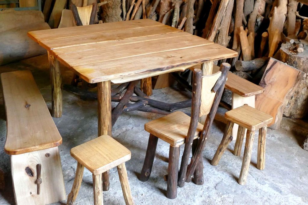 table, chaises et tabourets en bois de châtaignier