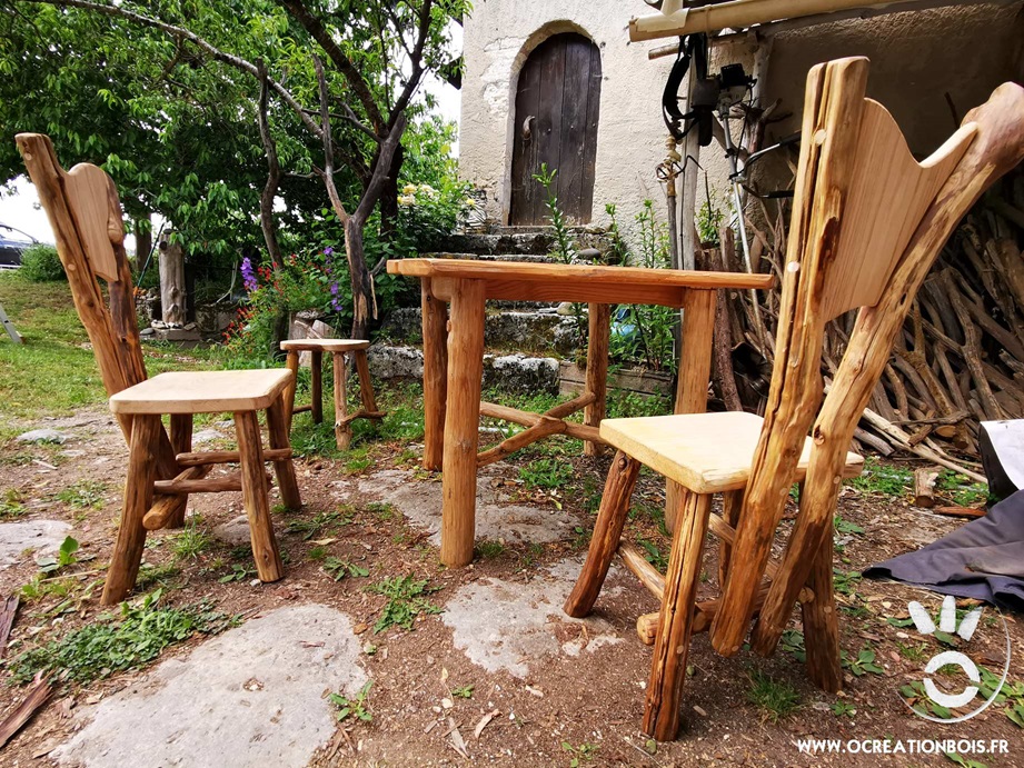 table et chaises en bois de châtaignier artisanales